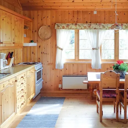 Cozy In Varaldsoy With Kitchen